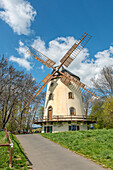 Die Gohliser Windmühle am Elbe Radweg ist eine alte Turmholländer-Windmühle in Dresden-Gohlis, Sachsen, Deutschland