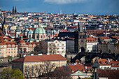 Sicht auf Karlsbrücke und Kreuzherrenkirche Prag, Tschechien
