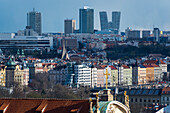 Sicht auf das alte und neue Prag, mit den Gebäuden Tanzendes Haus in der Neustadt und dem V-Tower im Stadtteil Nusle, Prag, Tschechien