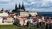 Aussicht vom Laurentiusberg auf Prag, mit Prager Burg und Veitsdom, Prag, Tschechien