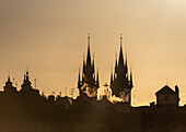 Sonnenaufgang, rauchende Schornsteine, Teynkirche, Prag, Tschechien