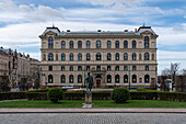 Akademie für Kunst, Architektur und Design, ukrainische Flaggen in jedem Fenster, davor Denkmal für Komponisten Antonín Dvořák, Prag, Tschechien