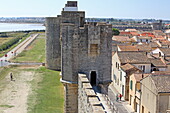 Porte de l'Organeau, part of the city fortifications of Aigues-Mortes, Camargue, Occitania, France