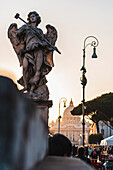 Engelsfigur an der Ponte Sant'Angelo, am Lungotevere Castello mit Blick auf Petersdom, Rom, Latium, Italien, Europa