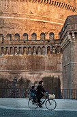 Frau mit Fahrrad und Kind am Castel Sant'Angelo, Engelsburg, UNESCO-Weltkulturerbe, Rom, Latium, Italien, Europa