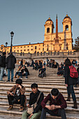 Touristen auf der Spanische Treppe mit Kirche Santissima Trinità dei Monti, Rom, UNESCO Weltkulturerbe Rom, Latium, Lazio, Italien