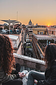 Blick von der Viale della Trinita dei Monti in der Nähe der Spanischen Treppen, Petersdom im Hintergrund, Rom, Latium, Italien, Europa