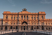 Prächtiges Gebäude mit Bronzeskulptur auf dem Dach und Sitz des obersten Gerichts von Italien, Oberster Kassationsgerichtshof, Rom, Latium, Italien, Europa