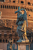 Figur auf der St. Angelo-Brücke (Ponte Sant'Angelo) und Castel Sant'Angelo, Engelsburg, UNESCO-Weltkulturerbe, Rom, Latium, Italien, Europa