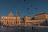 Apostolischer Palast mit Kolonnade am Petersdom und Vatikanischer Obelisk, Rom, Latium, Italien, Europa