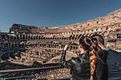 Touristen im Kolosseum, Rom, Latium, Italien, Europa