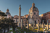 Trajansforum mit Trajanssäule und der Kirche Santa Maria di Loreto im Hintergrund, Rom, Latium, Italien, Europa