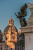 Blick auf Kirche Santa Maria di Loreto mit Mauer vom  Monumento a Vittorio Emanuele II im Vordergrund, Rom, Latium, Italien, Europa
