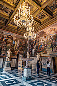 Kronleuchter, Römische Kunst im Kaisersaal, Kapitolinisches Museum, Palazzo dei Conservatori, Rom, Latium, Italien, Europa