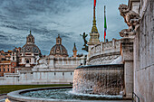 Blick auf Kirche Santa Maria di Loreto  mit Brunnen Fontana dell'Adriatico am  Monumento a Vittorio Emanuele II, Rom, Latium, Italien, Europa