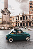 Fiat 500 (Fiat Cinquecento) am Piazza di Santa Maria Maggiore, Rom, Latium, Italien, Europa