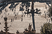 Terrasse mit Brunnen und eindrucksvollem Blick auf die Piazza del Popolo und Petersdom, Rom, Latium, Italien, Europa