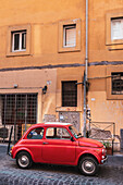 Kleine Gassen mit Fiat 500 (Fiat Cinquecento), Rom, Latium, Italien, Europa