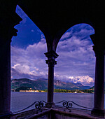 Blick von Cadenabbia am Comer See auf Bellagio und die Villa Melzi, Provinz Como, Lombardei, Italien