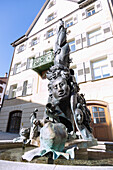 Riedlingen, Weibermarkt mit Narrenbrunnen und Wegscheiderhaus in der Schwäbischen Alb, Baden-Württemberg, Deutschland