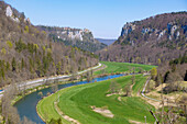 Schloss Werenwag, Ausblick vom Eichfelsen auf das Donautal, Naturpark Obere Donau in der Schwäbischen Alb, Baden-Württemberg, Deutschland
