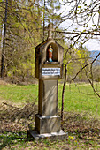 Fridingen an der Donau, Bildstock mit Jesusfigur und Spruch: Heiligstes Herz, erbarme dich unser! am Wanderweg zum Laibfelsen, Naturpark Obere Donau in der Schwäbischen Alb, Baden-Württemberg, Deutschland