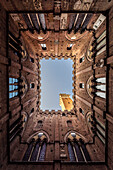 Turm Torre Del Mangia, Hof des Rathaus Palazzo Pubblico, Piazza Del Campo, Siena, Toskana, Italien, Europa
