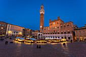 Evening mood at the Piazza Del Campo, Torre Del Mangia tower, Palazzo Pubblico town hall, Siena, Tuscany, Italy, Europe