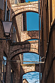 Gasse der Altstadt mit Stützbögen, Siena, Toskana, Italien, Europa