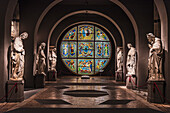 Rundfenster mit Statuen, Dom Santa Maria Assunta von innen, Siena, Toskana, Italien, Europa