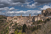 Das Dorf Sorano liegt an einem Hang, Provinz Grosseto, Toskana, Italien, Europa