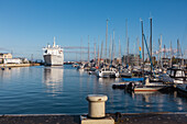 Blick auf ein Passagierschiff im Hafen von der Hansestadt Wismar, Mecklenburg-Vorpommern, Ostsee, Deutschland, Europa