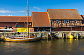 Holzsegelboot im alten Hafen von der Hansestadt Wismar. Ostdeutschland, Ostsee, Mecklenburg-Vorpommern, Deuschland, Europa