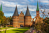 Blick auf das Holstentor in Lübeck, Schleswig-Holstein, Deutschland, Europa