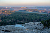 Blick auf die Festung Königstein, Aussicht vom Gohrisch, Elbsandsteingebirge, Gohrisch, Sachsen, Deutschland