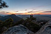 Sonnenaufgang hinter dem Papststein, Aussicht vom Tafelberg Gohrisch, Elbsandsteingebirge, Gohrisch, Sachsen, Deutschland