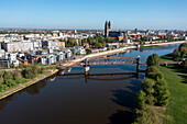Magdeburger Dom, davor historische Hubbrücke, moderne Wohnhäuser an der Elbe, Magdeburg, Sachsen-Anhalt, Deutschland
