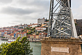 Fachwerk-Bogenbrücke Dom Luís I über den Fluss Duero und historische Altstadt in Porto, Portugal