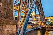 Fachwerkbrücke Ponte Luís I und Kloster Mosteiro da Serra do Pilar bei Nacht in Porto, Portugal