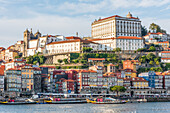 Uferpromenade Cais de Ribeira und historische Altstadt von Porto, Portugal