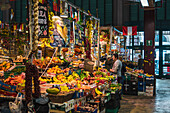 Obststand im Mercato Centrale - eine überdachte Markthalle in Florenz, Altstadt, Florenz, Toskana, Italien, Europa