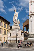Statue von Dante Alighieri, Menschen vor Fassade der Kirche Santa Croce, Franziskanerkirche, Florenz, Toskana, Italien, Europa