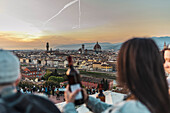 Frau trinkt Wein über Skyline, Stadtpanorama Florenz vom Piazzale Michelangelo, Toskana, Italien, Europa