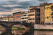 Abendstimmung über der Brücke Santa Trinita, Brücke über Arno, Florenz, Toskana, Italien, Europa