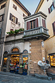 Gemüsegeschäft mit Brunnen von Buontalenti an einer Straßenecke, Oltrarno Viertel, Florenz, Italien, Europa