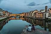 Menschen genießen Abendstimmung über der  Brücke Ponte Vecchio, Brücke über Arno, Florenz, Toskana, Italien, Europa