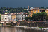 Blick auf die Brücke Ponte alle Grazie, Florenz, Toskana, Italien, Europa