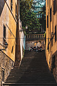 Junge Menschen am Ende einer langen Treppe, Florenz, Toskana, Italien, Europa