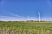 Windkrafträder an der Küste im Abendlicht; Padingbüttel, Wurster Nordseeküste, Niedersachsen, Deutschland