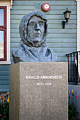 Büste des norwegischer Seemann und Polarforschers Roald Engelbregt Gravning Amundsen, vor dem Gebäude Søndre Tollbodgate, Tromsø, Norwegen